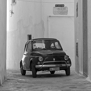 Fiat 500 noire dans une rue étroite de la région des Pouilles